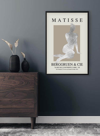 Framed Silver Woman Papier Decoupe Plakat featuring a minimalist line art silhouette, hanging above a wooden dresser.