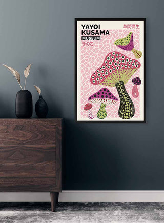 Framed Yayoi Kusama Infinity Mushroom Plakat with colorful dotted mushrooms on a patterned pink background.