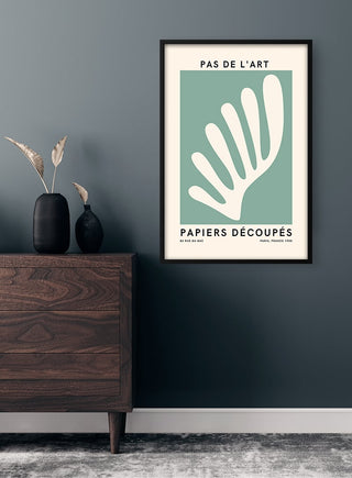 Pas De L'art Green French Art inspired Plakat featuring abstract white shapes on a green background in a modern room.